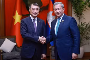 El primer ministro vietnamita, Le Minh Hung, se reúne con su similar camboyano, Hun Manet. (Foto: VNA)