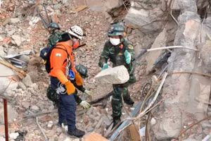 Rescatistas vietnamitas participan en las labores de búsqueda de víctimas del terremoto en Venezuela, el 3 de julio de 2026 (hora local). (Foto: Hoang Vu)
