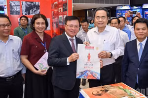 El presidente de la Asamblea Nacional de Vietnam, Tran Thanh Man, y los delegados en el stand del periódico Nhan Dan.
