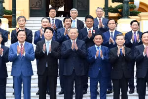 El secretario general del PCV y presidente de Vietnam, To Lam, los líderes, exlíderes del Partido y del Estado, y delegados en la conferencia.