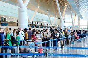 Pasajeros en aeropuerto Tan Son Nhat, en Ciudad Ho Chi Minh (Foto: VNA)