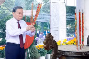 [Foto] Máximo dirigente vietnamita ofrece incienso en Cementerio de los Mártires de provincia de Tay Ninh