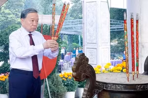 [Video] Máximo dirigente vietnamita ofrece incienso en Cementerio de los Mártires de Tan Bien 