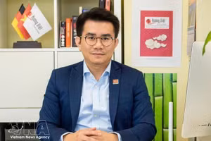 Pham Khanh Nam, redactor jefe de la revista Huong Viet. (Foto: VNA)