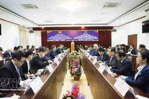 Reunión entre representantes de la Academia Nacional de Política Ho Chi Minh y la Academia Nacional de Política y Administración Pública de Laos. (Foto: VNA)