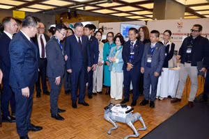 El secretario general del Partido Comunista de Vietnam y presidente del país, To Lam, visita el área de exhibición que muestra los logros de la cooperación científica y tecnológica, la innovación, la inversión y la educación entre Vietnam y Australia. (Foto: VNA)