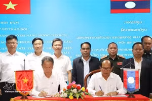 Autoridades de la ciudad centrovietnamita de Da Nang y de la provincia laosiana de Sekong firman el acta de la reunión (Foto: VNA)