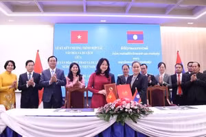 En la firma del Memorando de Entendimiento sobre cooperación entre el Ministerio de Cultura, Deportes y Turismo de Vietnam y el Ministerio de Cultura y Turismo de Laos para el período 2026-2030. (Foto: Nhan Dan)