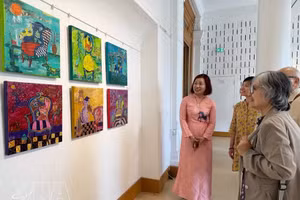 Visitantes en la exposición. (Foto: VNA)