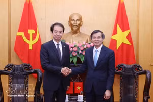 El director de la Academia Nacional de Política Ho Chi Minh, Doan Minh Huan, y el embajador de China en Vietnam, He Wei. (Foto: VNA)