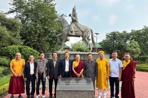 Una delegación de la Asociación de Amistad Vietnam-Nepal visita un lugar religioso en Nepal. (Foto: Unión de Organizaciones de Amistad de Vietnam)