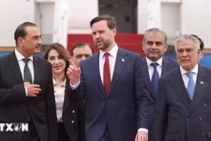 El vicepresidente de Estados Unidos, J. D. Vance, (centro, al frente) encabeza la delegación estadounidense a Pakistán para dialogar con Irán, el 11 de abril de 2026. (Foto: VNA)