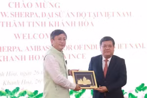 El secretario del Comité del Partido de la provincia de Khanh Hoa, Tran Phong, se reúne con el embajador de la India en Vietnam, Tshering Wangchuk Sherpa. (Foto: VNA)