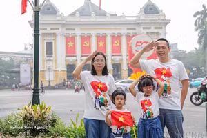 Una familia se toma una foto de recuerdo con motivo del 50º aniversario de la liberación del sur de Vietnam y la reunificación nacional (30 de abril de 2025). (Foto: VNA)