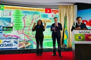 El embajador de Vietnam en Brasil, Bui Van Nghi, en encuentro con el alcalde de Davinópolis, Zé Pequeno (Foto: VNA)