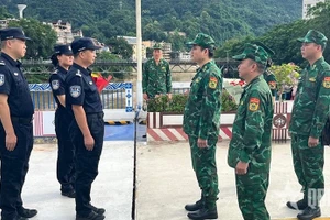 Los guardias fronterizos se reúnen en la línea de demarcación entre ambos países (Foto: qdnd.vn)