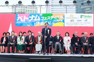 El cónsul general de Vietnam en Osaka, Ngo Trinh Ha, interviene en la cita.