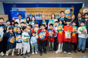El Comité Organizador entrega a niños vietnamitas residentes en Gwangju el libro “Aprender el idioma vietnamita de forma divertida”.