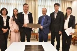 Nguyen Trung Kien, presidente del Comité Estatal para los Vietnamitas en el Extranjero, entrega la placa de bronce a Do Van Du, representante de la comunidad vietnamita en Vanuatu.