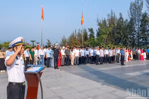 [Foto] Rinden tributo a mártires de batalla de Gac Ma de Truong Sa 