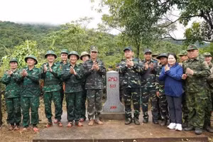 La delegación de las provincias de Quang Tri y Khammouane inspecciona la zona fronteriza y el mojón fronterizo 527. (Foto: baochinhphu.vn)