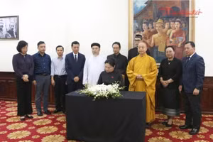 Una delegación del Comité Central del Frente de la Patria de Vietnam (FPV), encabezada por Ha Thi Nga, vicepresidenta y secretaria general, acudió hoy a la Embajada de Laos en Hanói para rendir homenaje y firmar el libro de condolencias en memoria de Xaysomphone Phomvihane, presidente de la Asamblea Nacional de Laos (Foto: daidoanket.vn)