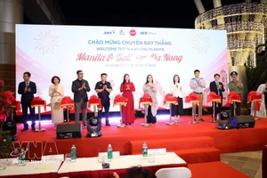 Líderes y delegados de la ciudad de Da Nang en la ceremonia de inauguración de dos nuevas rutas aéreas internacionales desde Manila y Bali a Da Nang. (Foto: VNA)