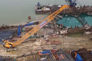 Construcción del puente Tu Lien en Hanói (Foto: VNA)