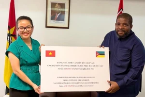 La embajadora de Vietnam en Mozambique, Tran Thi Thu Thin, entrega 100 mil dólares al secretario general del FRELIMO, Chakil Aboobacar (Foto: Embajada de Vietnam en Mozambique)