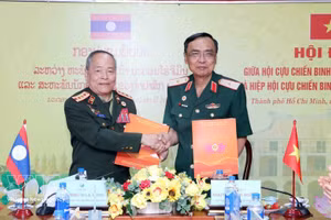 El mayor general Nguyen Minh Hoang (derecha), presidente de la Asociación de Veteranos de Guerra de Ciudad Ho Chi Minh, y el coronel Bunmac Vilavong, presidente de la Asociación de veteranos de la provincia de Champasak de Laos, firman un memorando de entendimiento sobre la cooperación para el período 2026-2030. (Foto: VNA)