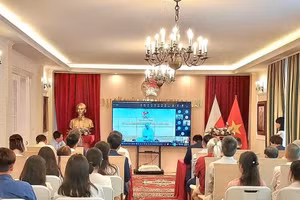 El embajador de Vietnam en Polonia, Ha Hoang Hai, pronuncia el discurso inaugural. (Foto: Embajada de Vietnam en Polonia)