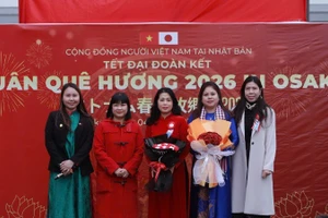 Huynh Thuy Hanh, primera secretaria de la embajada de Vietnam en Japón (segunda a la izquierda), felicita a la Junta Directiva de la Asociación de Mujeres Empresarias Vietnamitas en Japón.