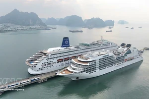 Los cruceros de lujo Seabourn Encore y Piano Land llegan a la provincia de Quang Ninh en el primer día del Año Nuevo Lunar. (Foto: VNA)