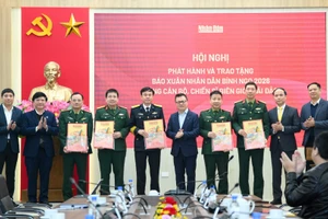 [Foto] Nhan Dan entrega su tirada de Tet a oficiales y soldados de zonas fronterizas e islas