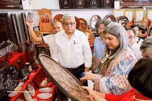 Turistas descubren y experimentan los productos artesanales elaborados en la aldea de incrustaciones de nácar de Chuyen My. (Foto: VNA)