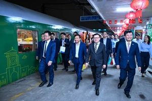 Le Quoc Minh, miembro del Comité Central del PCV, presidente-editor del periódico Nhan Dan, subjefe de la Comisión de Propaganda y Movilización de Masas del Comité Central del PCV y titular de la Asociación de Periodistas del país, y líderes del sector ferroviario y empresas colaboradoras, visitan, animan y felicitan por el Año Nuevo Lunar a funcionarios y trabajadores ferroviarios.