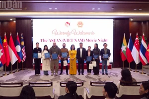 La embajada de Vietnam en China y el Centro Asean-China entregan regalos a los visitantes.