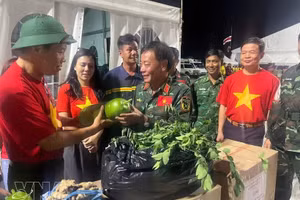 El embajador de Vietnam en Venezuela, Vu Trung My, entrega suministros de primera necesidad a los rescatistas en sus campamentos de campaña. (Foto: VNA)