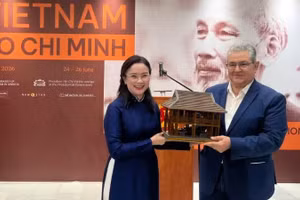 Le Thi Phuong, directora del Sitio de Reliquias del Presidente Ho Chi Minh, entrega una maqueta de la Casa sobre Pilotes del Presidente Ho Chi Minh a Dimitris Koutsoumpas, secretario general del Partido Comunista de Grecia. (Foto: Comité Organizador)