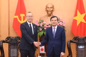 El director de la Academia Nacional de Política Ho Chi Minh, Doan Minh Huan, se reúne con Kobayashi Yosuke, representante jefe de la Agencia Japonesa de Cooperación Internacional (JICA) en Vietnam. (Foto: Nhan Dan)