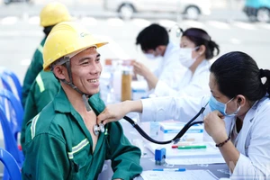 [Fotos] Velar por la vida material y espiritual de los constructores en vísperas del Año Nuevo Lunar