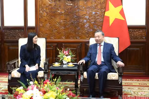 El secretario general del Partido Comunista de Vietnam y presidente del país, To Lam, recibe a la embajadora de Estados Unidos, Jennifer Wicks McNamara.