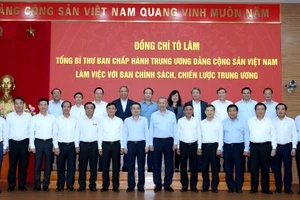 [Foto] Líder partidista vietnamita se reúne con Comisión de Política y Estrategia del Comité Central del PCV