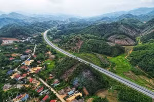 La creciente demanda de financiación para proyectos de infraestructura y transición verde impulsa la búsqueda de nuevas fuentes de capital en Vietnam. En la imagen, la autopista Noi Bai–Lào Cai. (Foto: VNA)