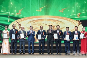 [Foto] Presidente vietnamita asiste a ceremonia para honrar a destacados agricultores vietnamitas