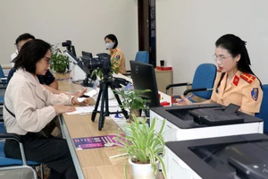 En el Centro de Servicios Administrativos Públicos en Quang Ninh. (Foto: VNA)