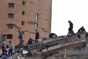 [Vídeo] Rescatistas vietnamitas logran a recuperar 11 cuerpos de víctimas de terremotos en Venezuela