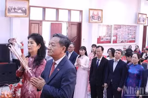 El embajador vietnamita en Laos, Nguyen Minh Tam, y los delegados ofrecen incienso en memoria a los Reyes Hung. (Foto: Duy Toan)