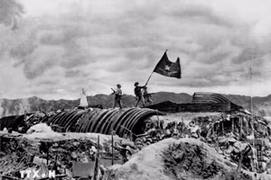 La bandera "Decididos a luchar, decididos a vencer" del Ejército Popular Vietnamita ondea sobre el búnker del general francés De Castries.