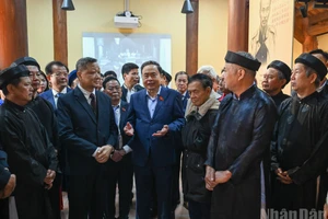 [Foto] Líder legislativo vietnamita rinde homenaje a exlíderes del Parlamento y del Estado con motivo del Tet